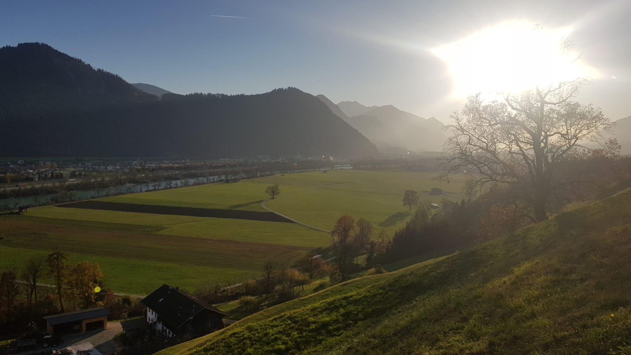 Grüne Berglandschaft mit Sonnenstrahlen