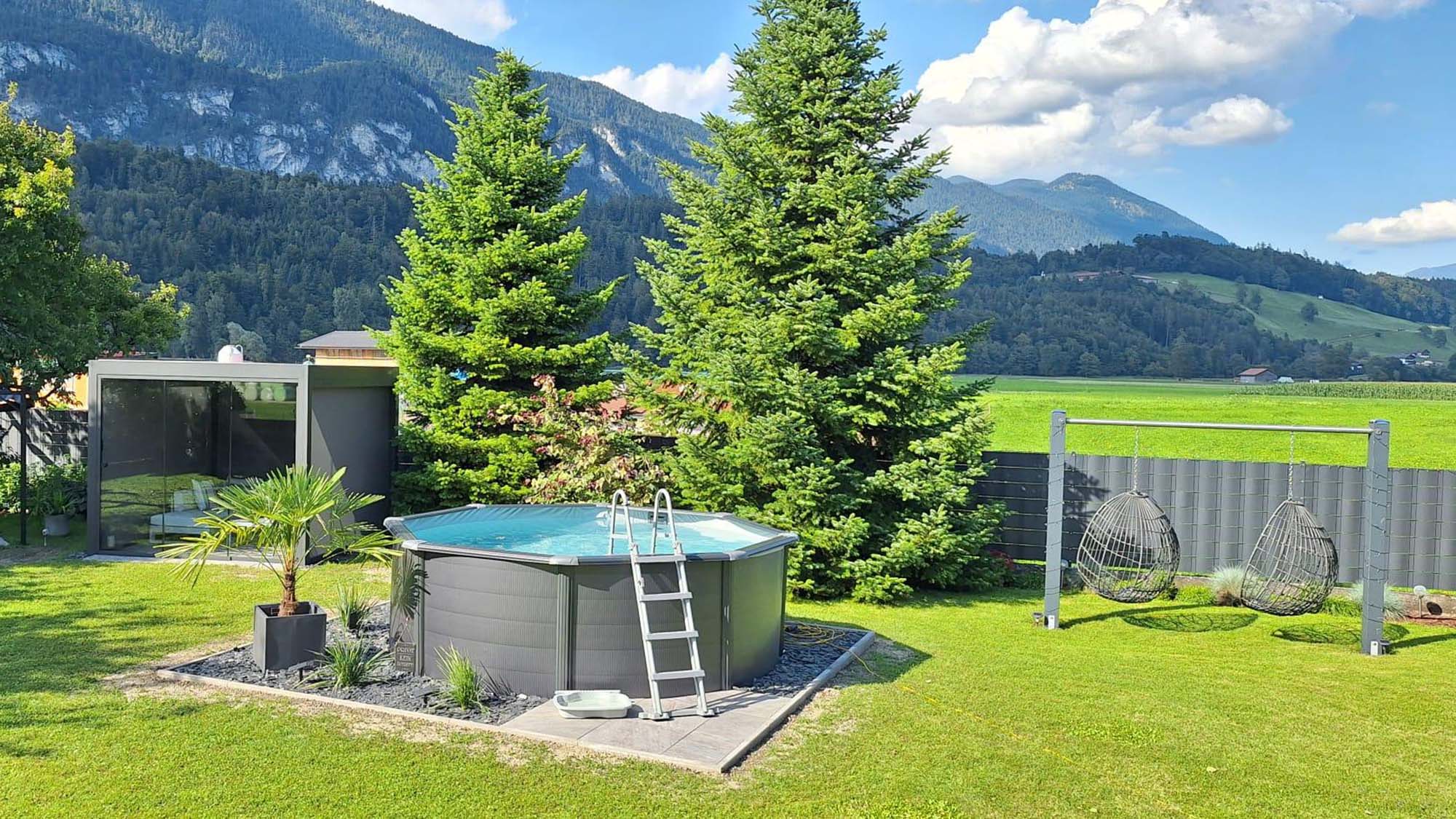 Pension Pirhofer Garten mit Pool, Pergola und Hängesesseln
