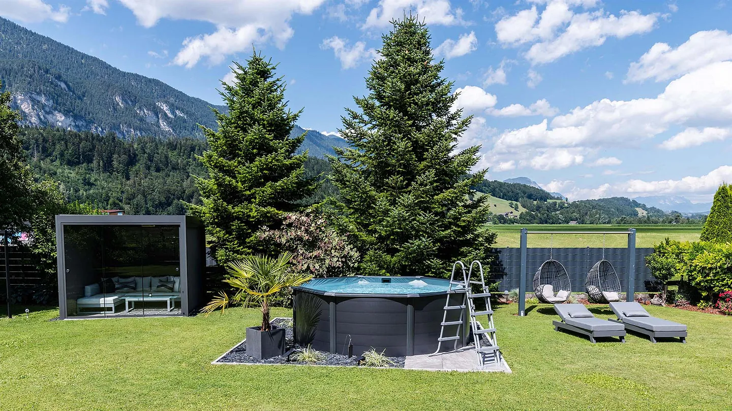 Pension Pirhofer Garten im Sommer