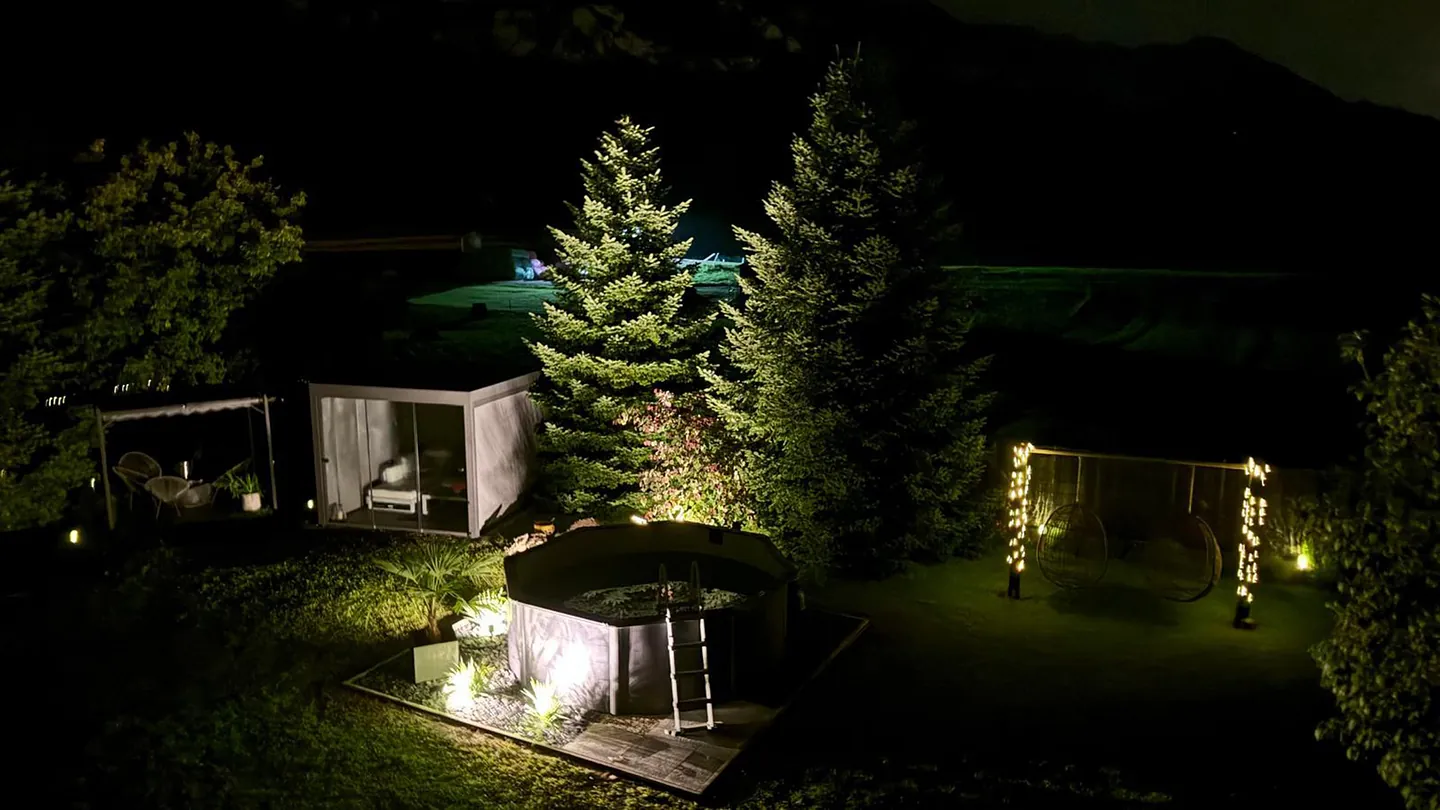 Pension Pirhofer Garten bei Nacht